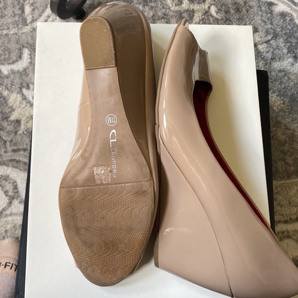 Women Chinese Laudtry open toe tan patent wedge. Size 11 - Picture 3 of 3